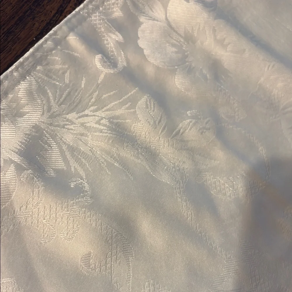 Elegant Cream Table Runner NWOT